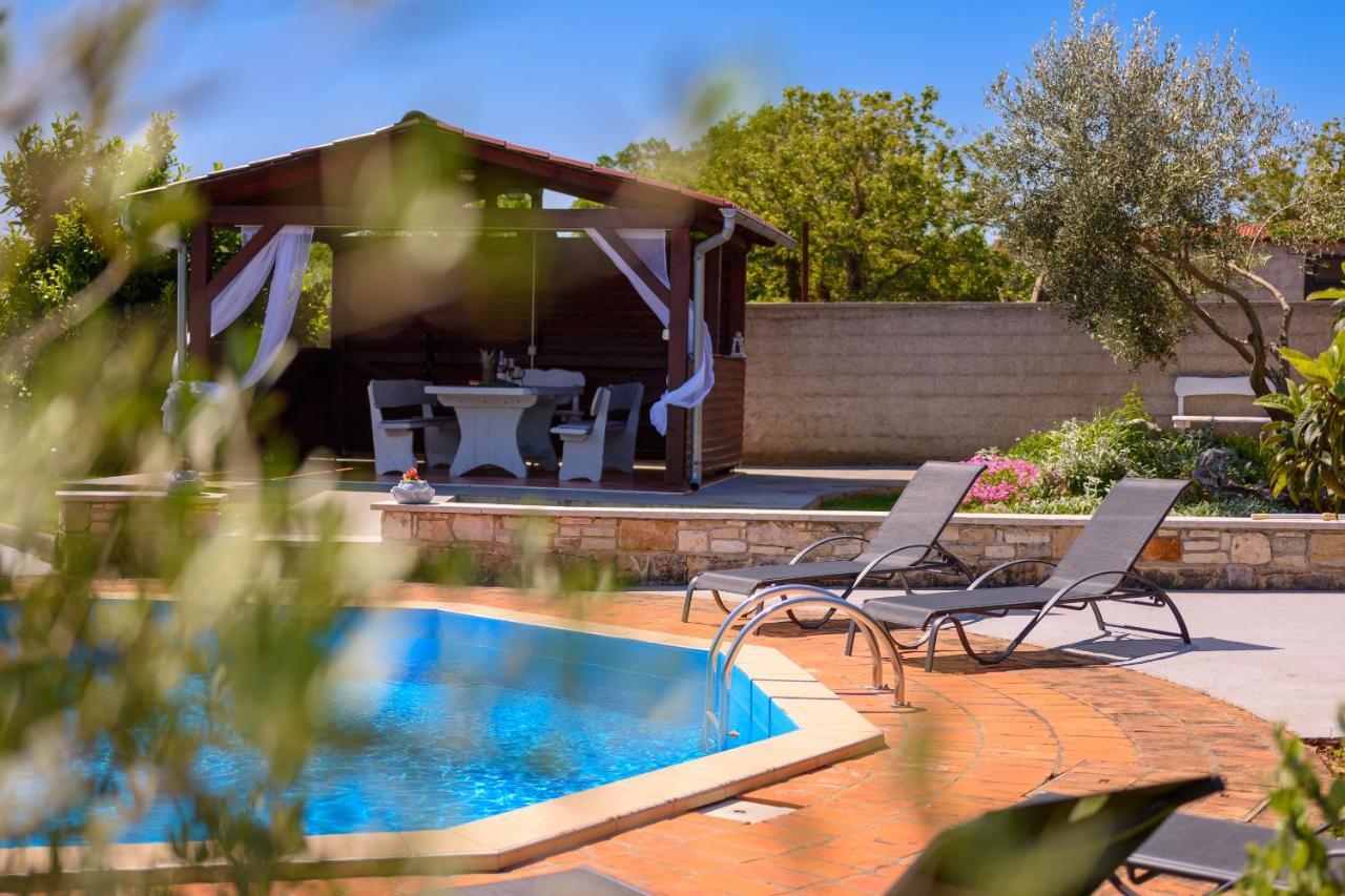 Villa Carla With Private Pool & Kids Playground - Pet Friendly Mutvoran エクステリア 写真